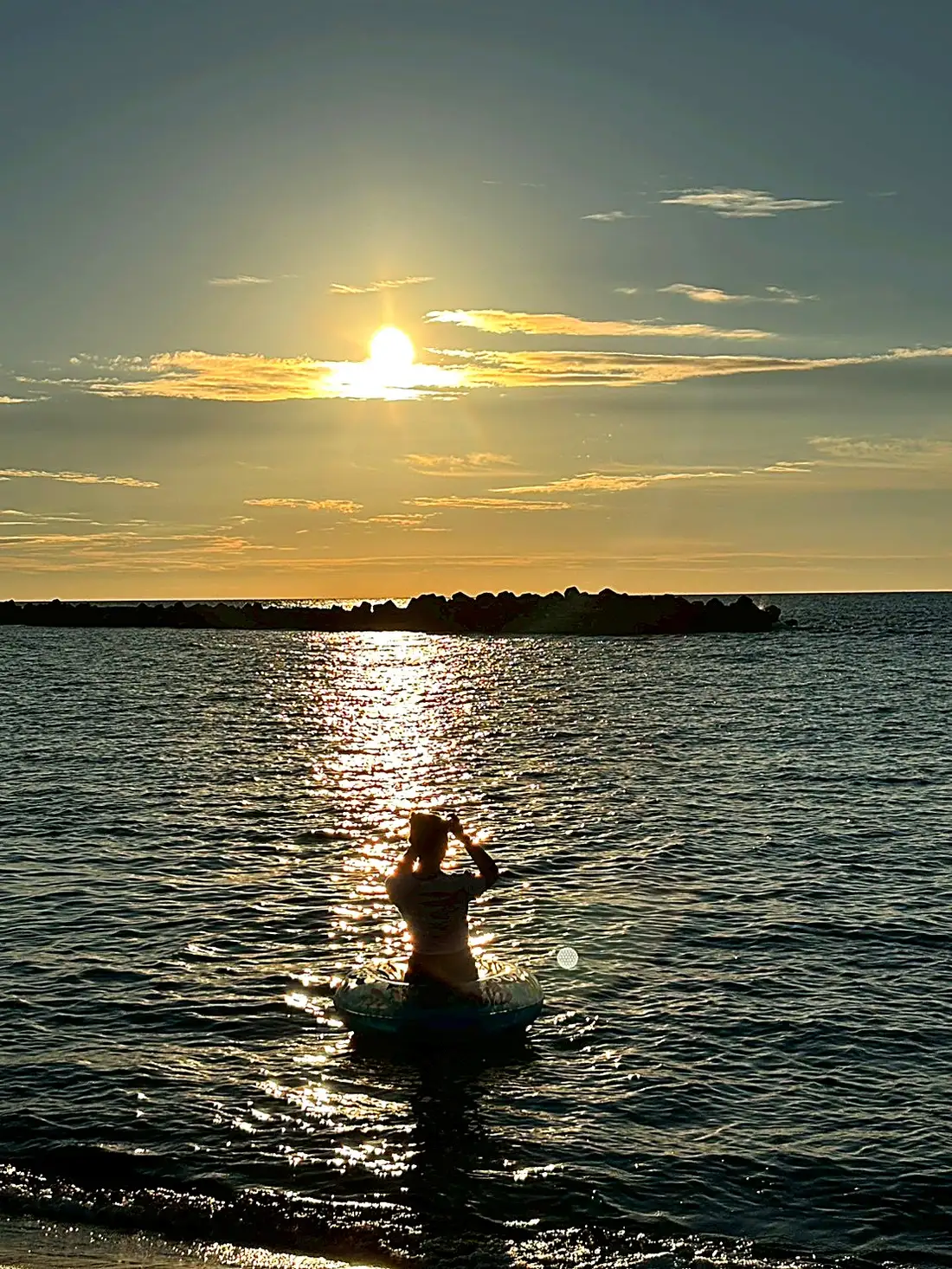 夕日と浮き輪、日本海の海遊び