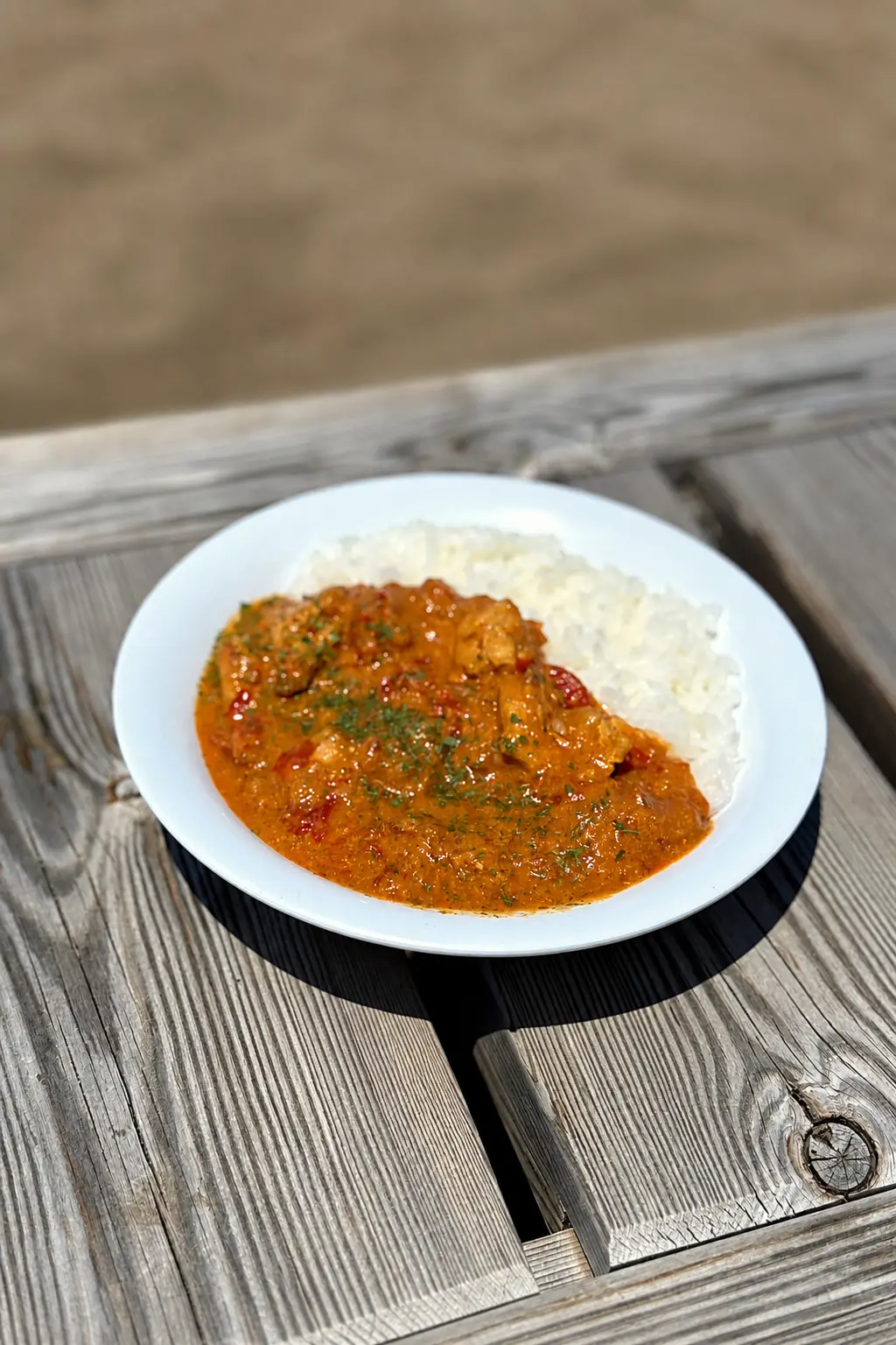 海を眺めて味わう、こだわりのカレー
