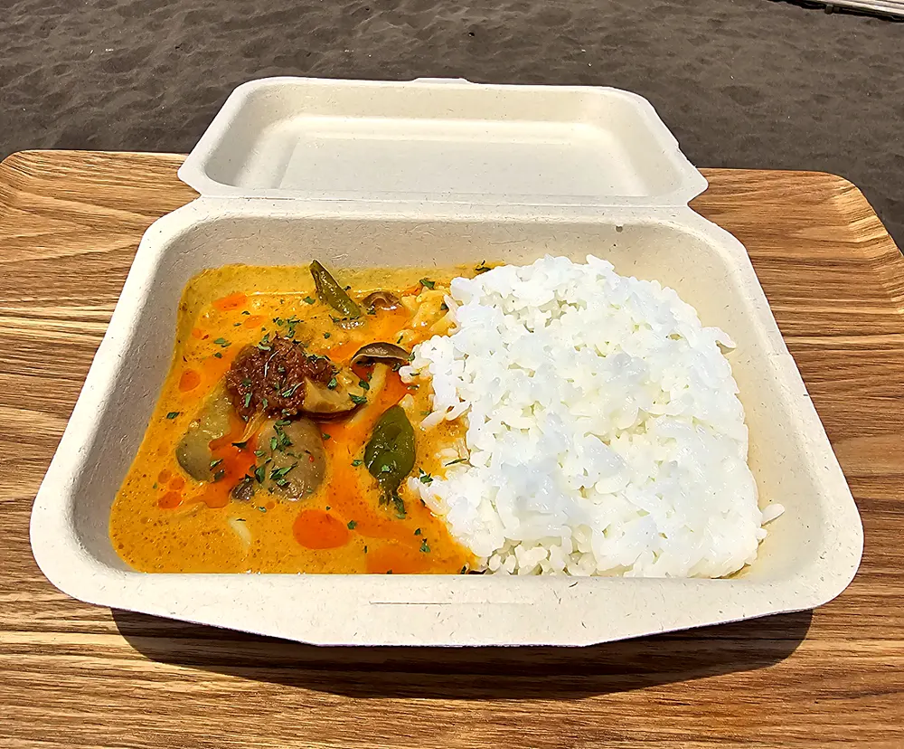 タイで修行したスタッフがつくる本格タイカレー